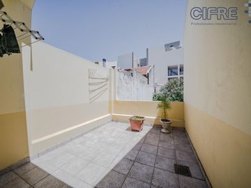 Casa en lote propio 5 ambientes en duplex con jardín y garaje.  lote 8.66 x 25