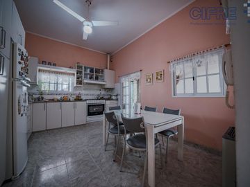 Casa en lote propio 5 ambientes en duplex con jardín y garaje.  lote 8.66 x 25