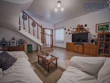 Casa en lote propio 5 ambientes en duplex con jardín y garaje.  lote 8.66 x 25