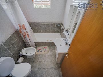 Casa en lote propio 5 ambientes en duplex con jardín y garaje.  lote 8.66 x 25