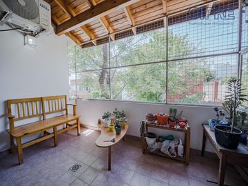 Casa en lote propio 5 ambientes en duplex con jardín y garaje.  lote 8.66 x 25