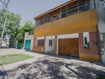 Casa en lote propio 5 ambientes en duplex con jardín y garaje.  lote 8.66 x 25