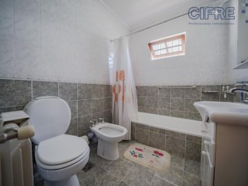 Casa en lote propio 5 ambientes en duplex con jardín y garaje.  lote 8.66 x 25