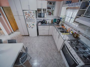 Casa en lote propio 5 ambientes en duplex con jardín y garaje.  lote 8.66 x 25