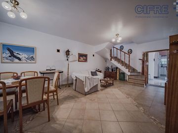 Casa en lote propio 5 ambientes en duplex con jardín y garaje.  lote 8.66 x 25