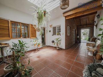 Casa en lote propio 5 ambientes en duplex con jardín y garaje.  lote 8.66 x 25
