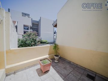 Casa en lote propio 5 ambientes en duplex con jardín y garaje.  lote 8.66 x 25
