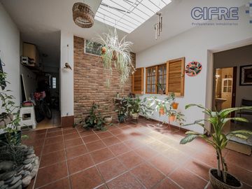 Casa en lote propio 5 ambientes en duplex con jardín y garaje.  lote 8.66 x 25