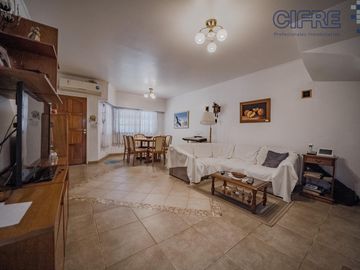 Casa en lote propio 5 ambientes en duplex con jardín y garaje.  lote 8.66 x 25