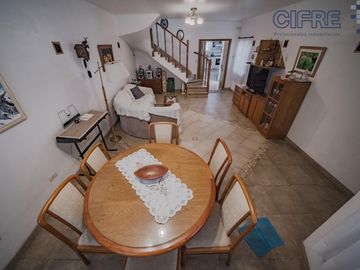 Casa en lote propio 5 ambientes en duplex con jardín y garaje.  lote 8.66 x 25