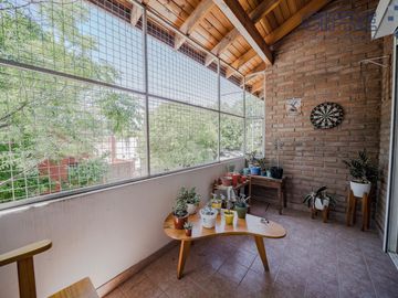 Casa en lote propio 5 ambientes en duplex con jardín y garaje.  lote 8.66 x 25