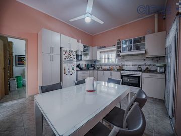 Casa en lote propio 5 ambientes en duplex con jardín y garaje.  lote 8.66 x 25