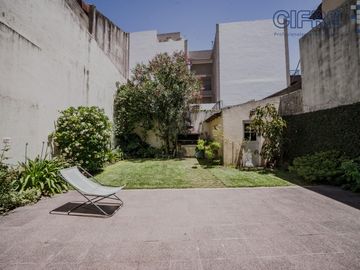 Casa en lote propio 5 ambientes en duplex con jardín y garaje.  lote 8.66 x 25