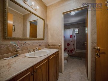 Casa en lote propio 5 ambientes en duplex con jardín y garaje.  lote 8.66 x 25