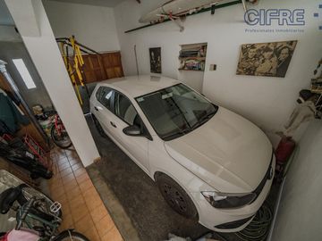 Casa en lote propio 5 ambientes en duplex con jardín y garaje.  lote 8.66 x 25
