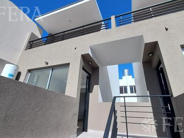 Venta de Departamento duplex de 2 ambientes con balcón aterrazado en Wilde (30411)