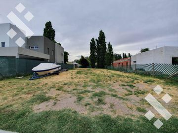VENTA ULTIMO LOTE EN BARRIO ELEMENTOS 1 PLOTTIER