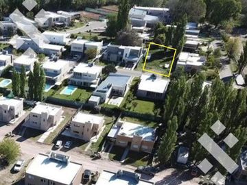 VENTA ULTIMO LOTE EN BARRIO ELEMENTOS 1 PLOTTIER