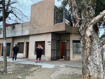 Montevideo 1000. PH al frente con cochera. Bernal