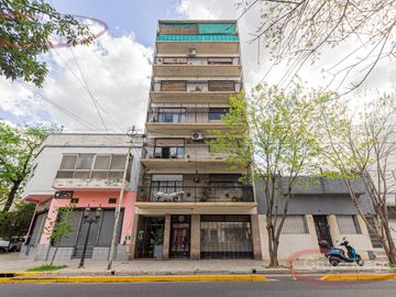 Excelente semipiso con balcón corrido