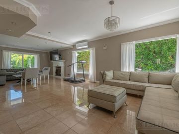 Exclusiva Casa en venta  Barrio Septiembre: Confort y Elegancia - CDR