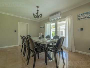 Exclusiva Casa en venta  Barrio Septiembre: Confort y Elegancia - CDR