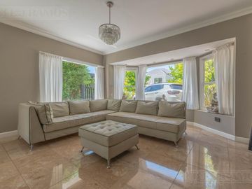 Exclusiva Casa en venta  Barrio Septiembre: Confort y Elegancia - CDR
