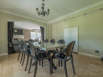 Exclusiva Casa en venta  Barrio Septiembre: Confort y Elegancia - CDR