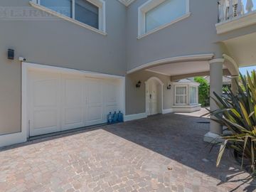 Exclusiva Casa en venta  Barrio Septiembre: Confort y Elegancia - CDR