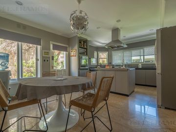 Exclusiva Casa en venta  Barrio Septiembre: Confort y Elegancia - CDR