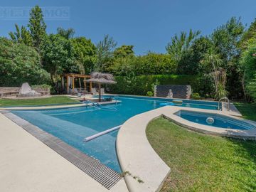Exclusiva Casa en venta  Barrio Septiembre: Confort y Elegancia - CDR