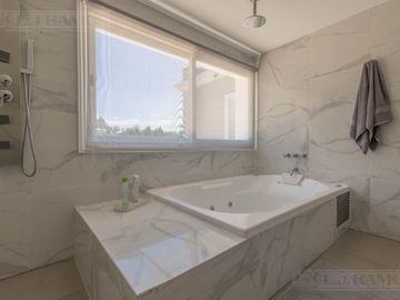 Exclusiva Casa en venta  Barrio Septiembre: Confort y Elegancia - CDR