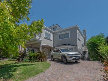 Exclusiva Casa en venta  Barrio Septiembre: Confort y Elegancia - CDR