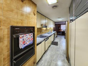 Departamento de piso exclusivo con 4 dormiorios, 4 baños y 3 cocheras