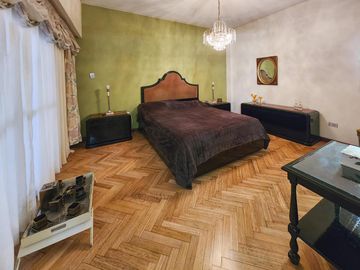 Departamento de piso exclusivo con 4 dormiorios, 4 baños y 3 cocheras