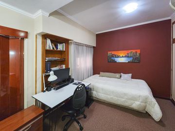 Departamento de piso exclusivo con 4 dormiorios, 4 baños y 3 cocheras