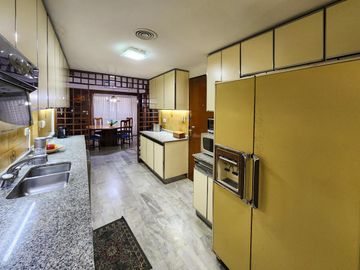 Departamento de piso exclusivo con 4 dormiorios, 4 baños y 3 cocheras