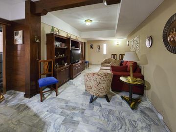 Departamento de piso exclusivo con 4 dormiorios, 4 baños y 3 cocheras