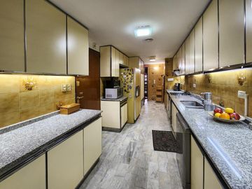 Departamento de piso exclusivo con 4 dormiorios, 4 baños y 3 cocheras