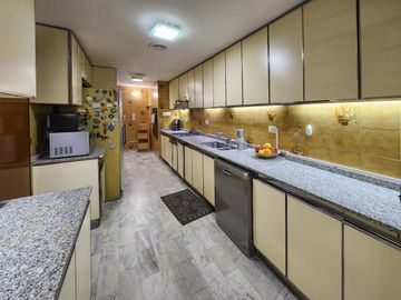 Departamento de piso exclusivo con 4 dormiorios, 4 baños y 3 cocheras