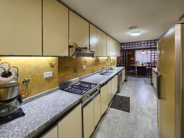 Departamento de piso exclusivo con 4 dormiorios, 4 baños y 3 cocheras