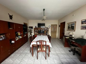 Amplia y hermosa casa 2DORM C/ COCHERA - B° San Salvador