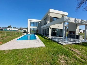 Duplex en Venta - 3 Dormitorios 3 Baños - 220m2 - Pilar Del Este