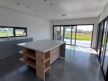 Duplex en Venta - 3 Dormitorios 3 Baños - 220m2 - Pilar Del Este