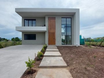 Duplex en Venta - 3 Dormitorios 3 Baños - 220m2 - Pilar Del Este