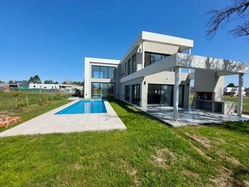 Duplex en Venta - 3 Dormitorios 3 Baños - 220m2 - Pilar Del Este