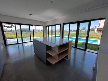 Duplex en Venta - 3 Dormitorios 3 Baños - 220m2 - Pilar Del Este