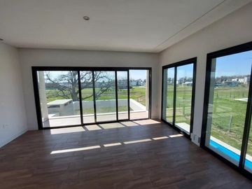 Duplex en Venta - 3 Dormitorios 3 Baños - 220m2 - Pilar Del Este
