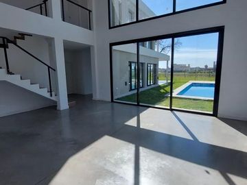 Duplex en Venta - 3 Dormitorios 3 Baños - 220m2 - Pilar Del Este