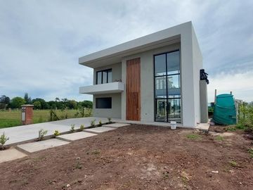 Duplex en Venta - 3 Dormitorios 3 Baños - 220m2 - Pilar Del Este
